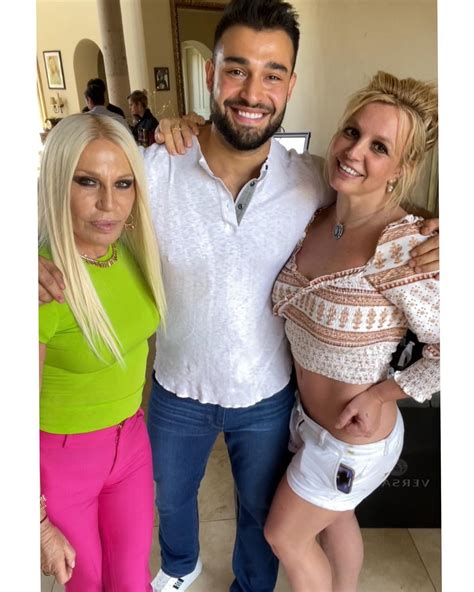 donatella versace abito da sposa|Britney Spears, l'abito da sposa per il terzo matrimonio è un .